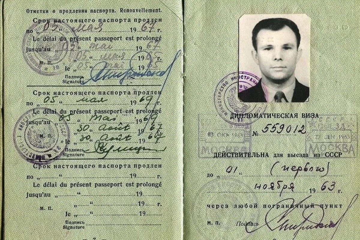 Внук Гагарина раскрыл, как паспорт деда мог попасть на торги