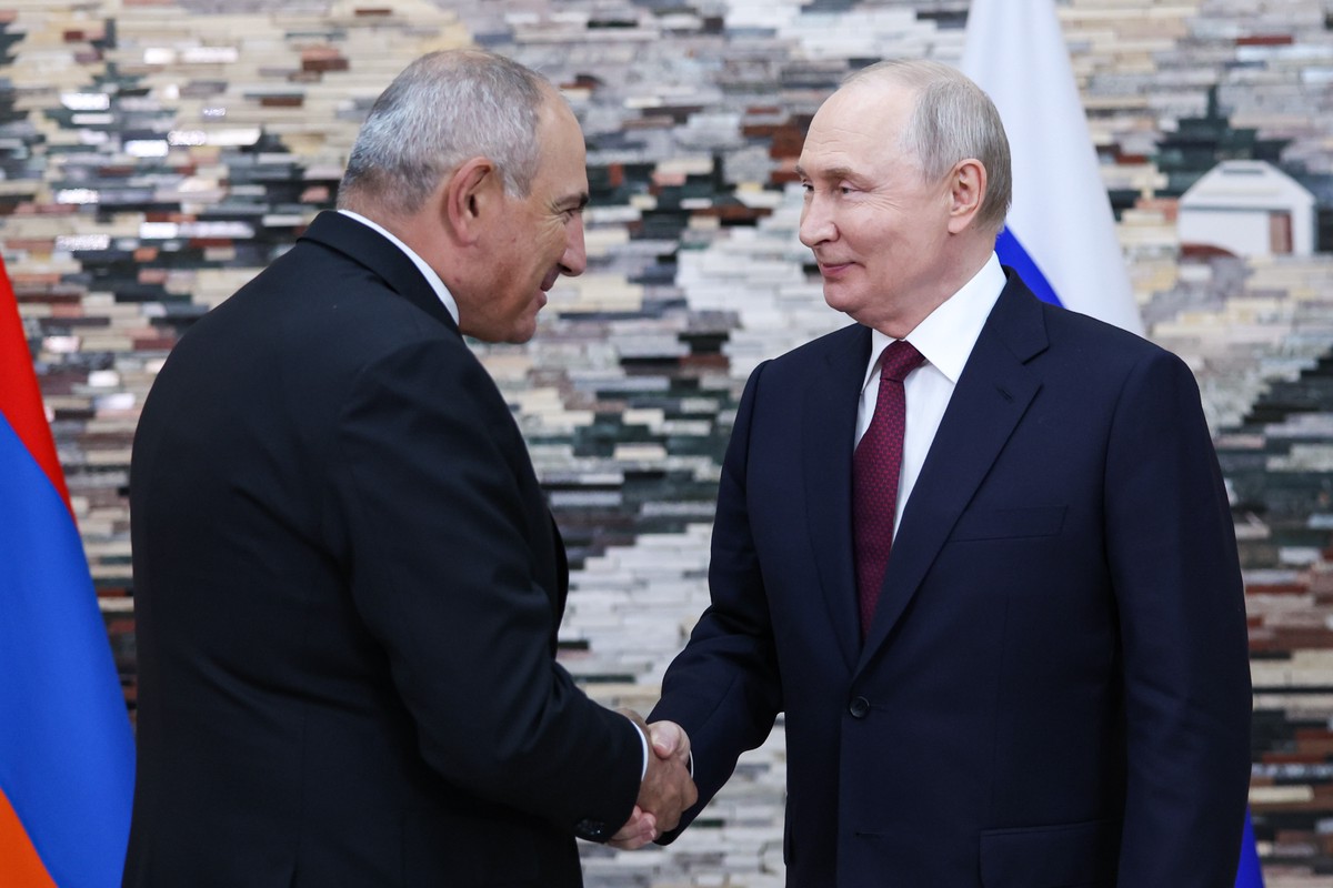 Путин и Пашинян договорились о встрече: о чем будет «честный» разговор, что ждет Ереван и базу в Гюмри