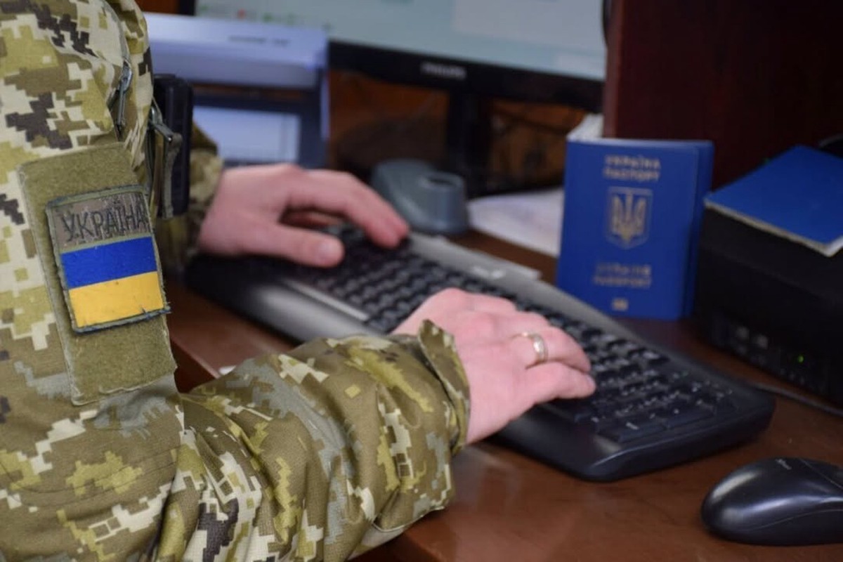 Неизвестные подорвали здание ТЦК на Украине