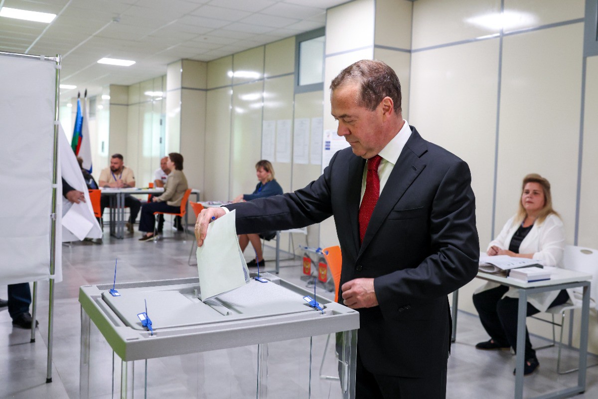Медведев отдал свой голос на выборах в Госдуму