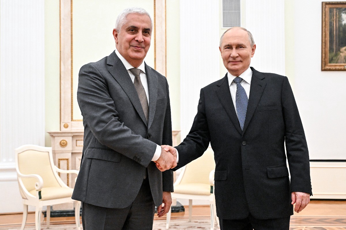 Путин поздравил президента Южной Осетии с победой на выборах