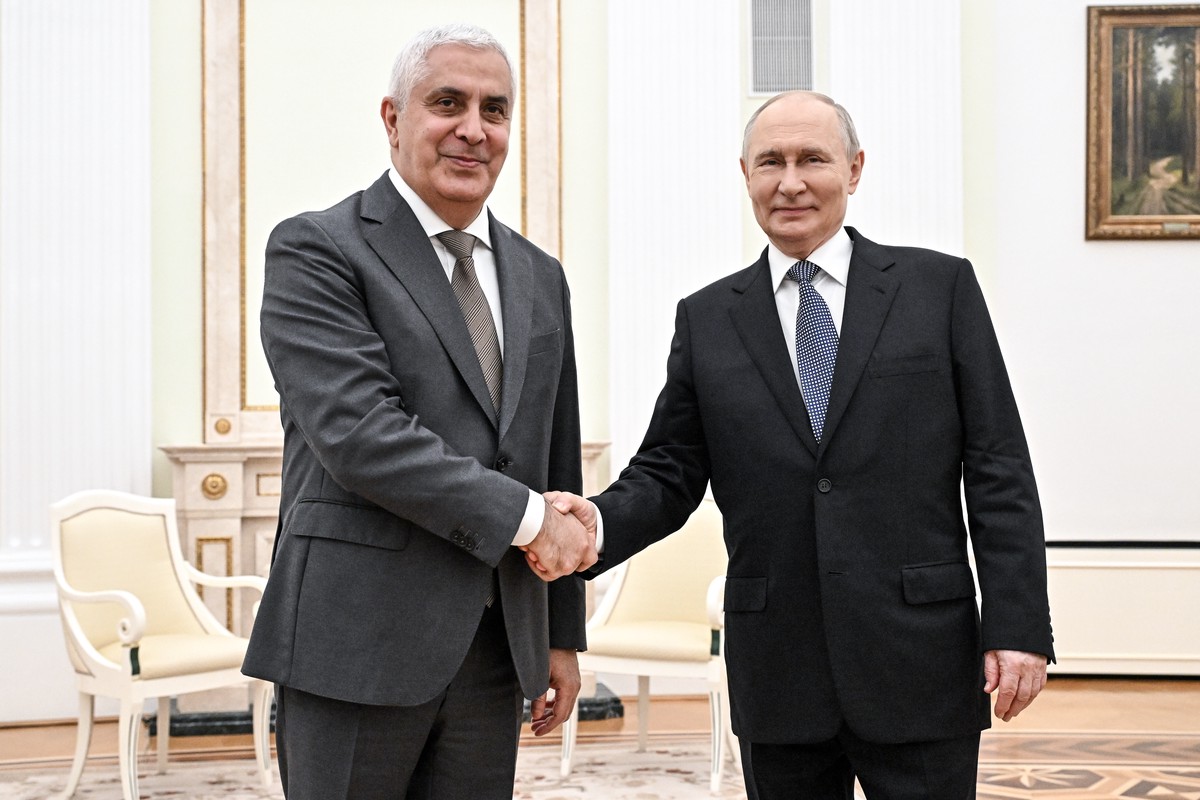 Путин поздравил лидера Южной Осетии с Днем республики