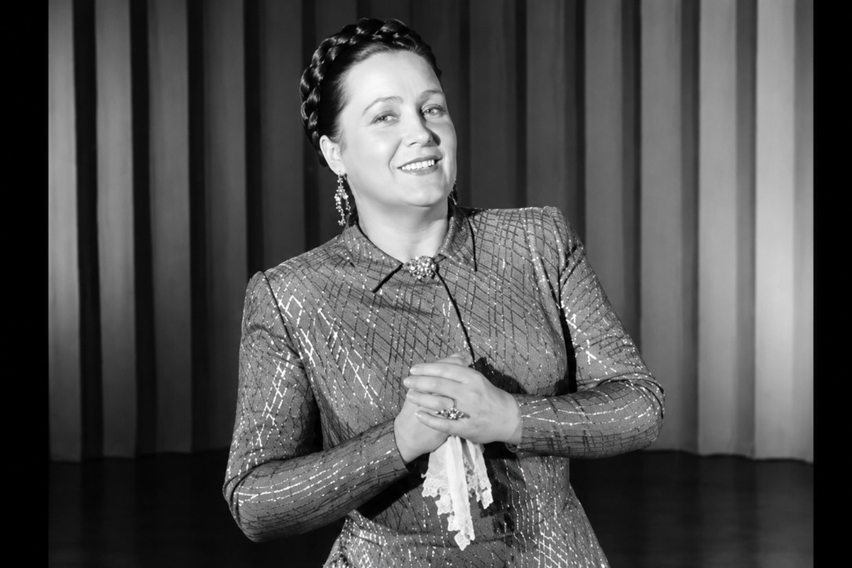 Тайная любовь Сталина, расправа над Тухачевским, откровения внучки: трагическая судьба Веры Давыдовой