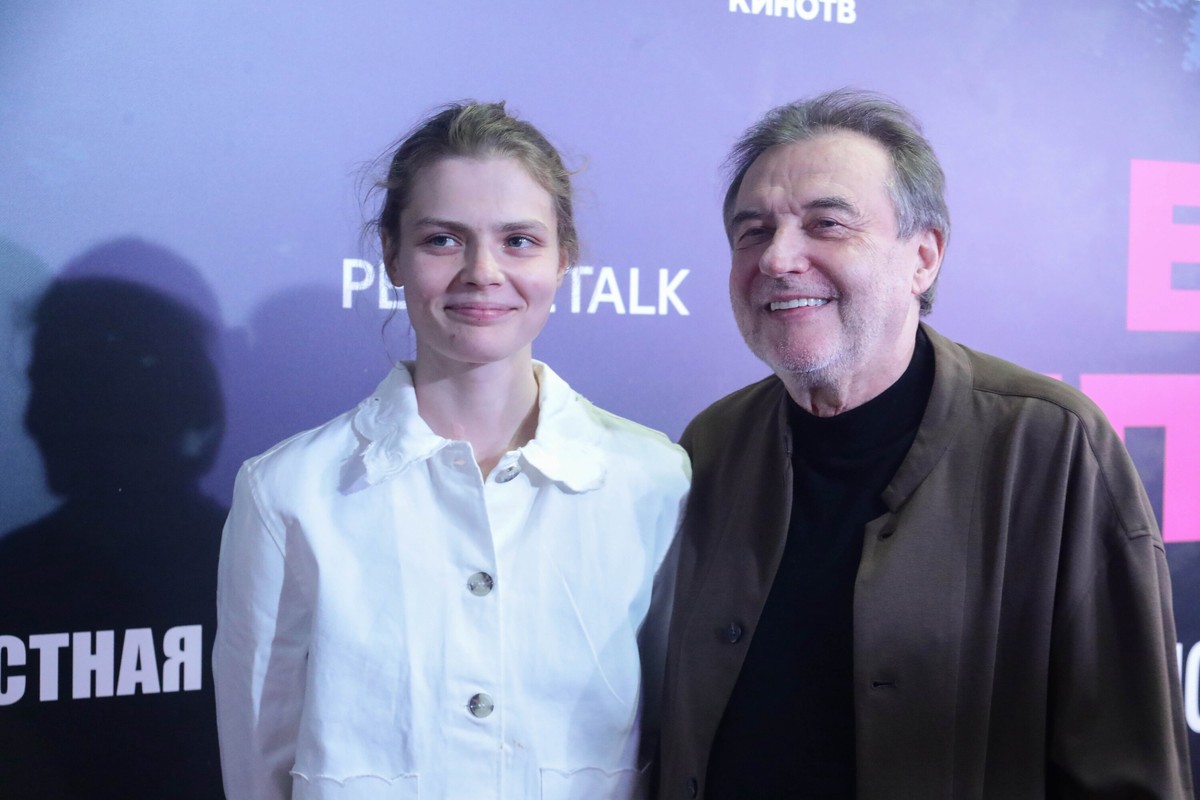 75-летний Учитель пришел на фильм дочери с молодой возлюбленной