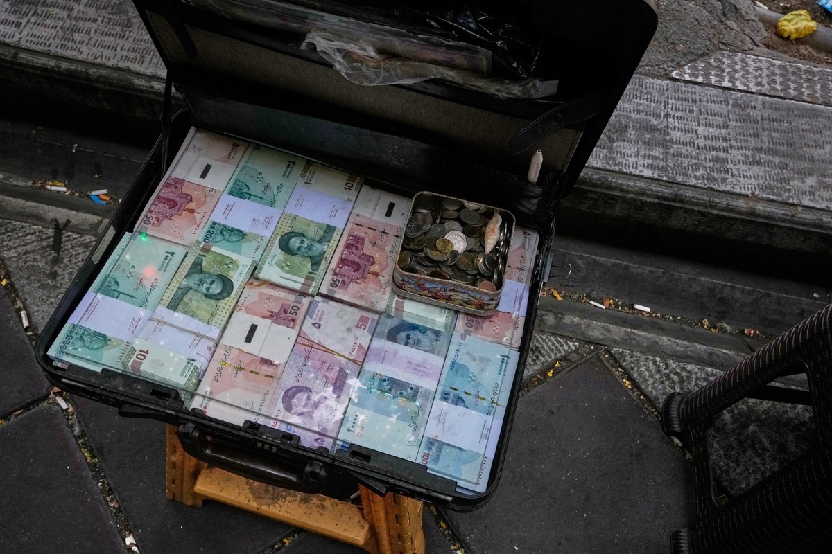 Курс иранской валюты упал до 2,5 млн за доллар