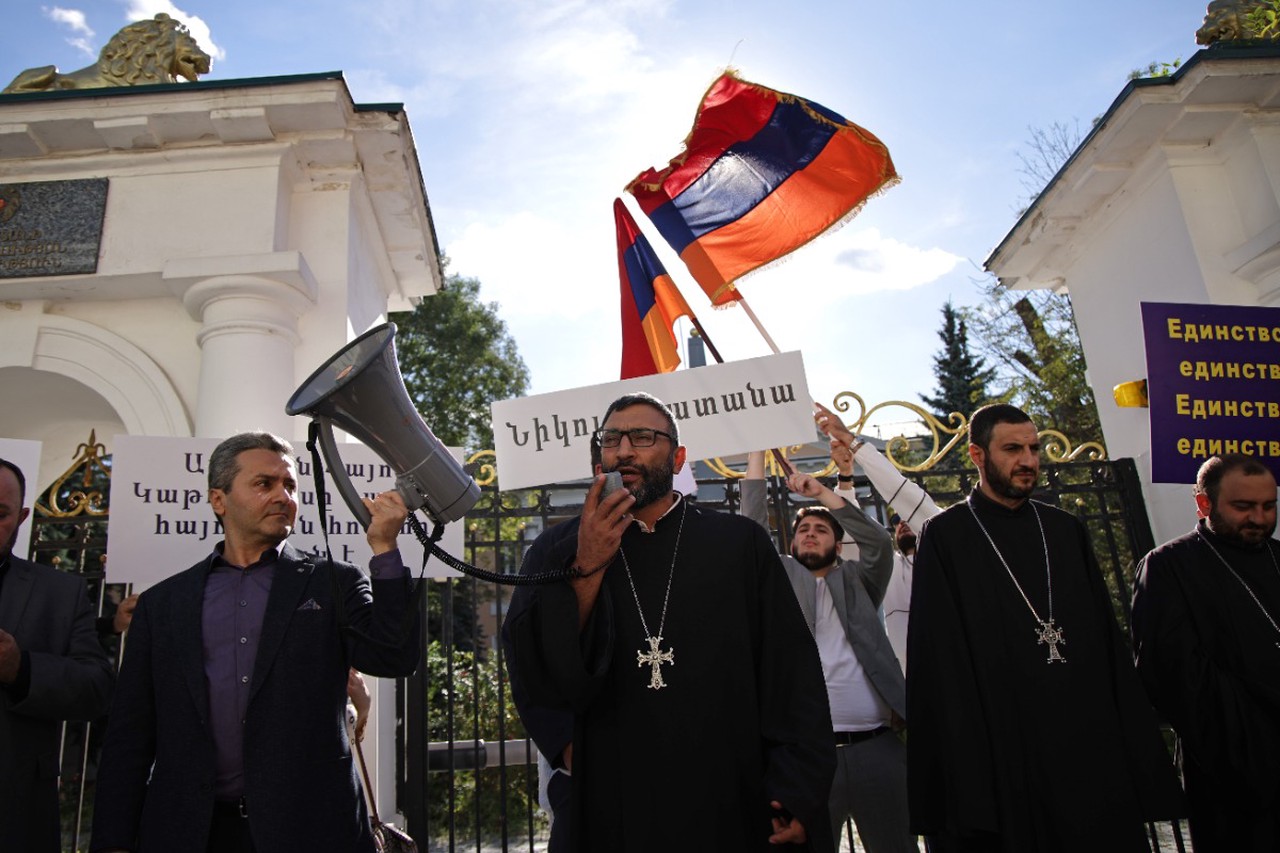 Фото © Анастасия Романова / Абзац / Акция протеста возле посольства Армении