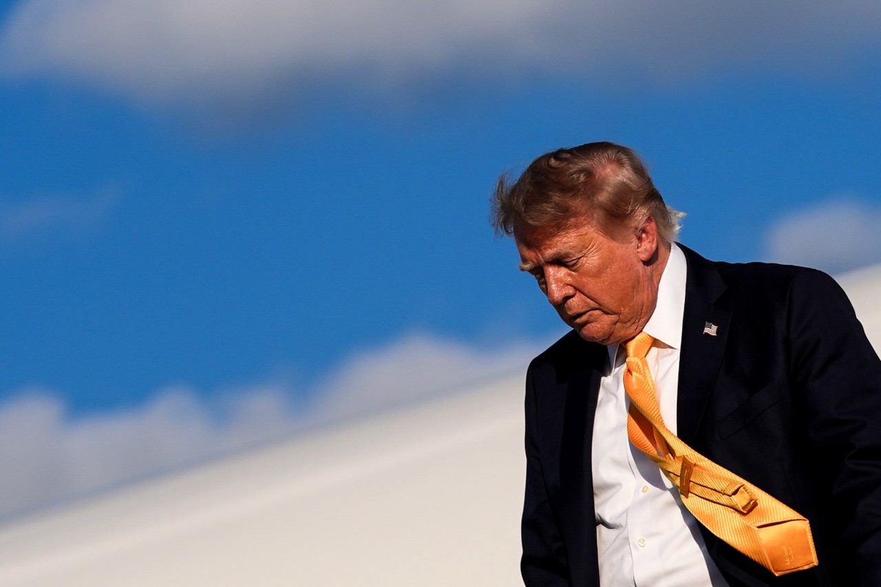 Трамп на волоске от провала? К чему готовится президент США: новая прическа, присвоение Луны