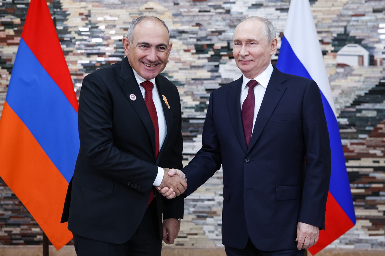 Пашинян просит прощения у Путина: РФ вдруг стала лучшим другом. Что скрывает премьер Армении?