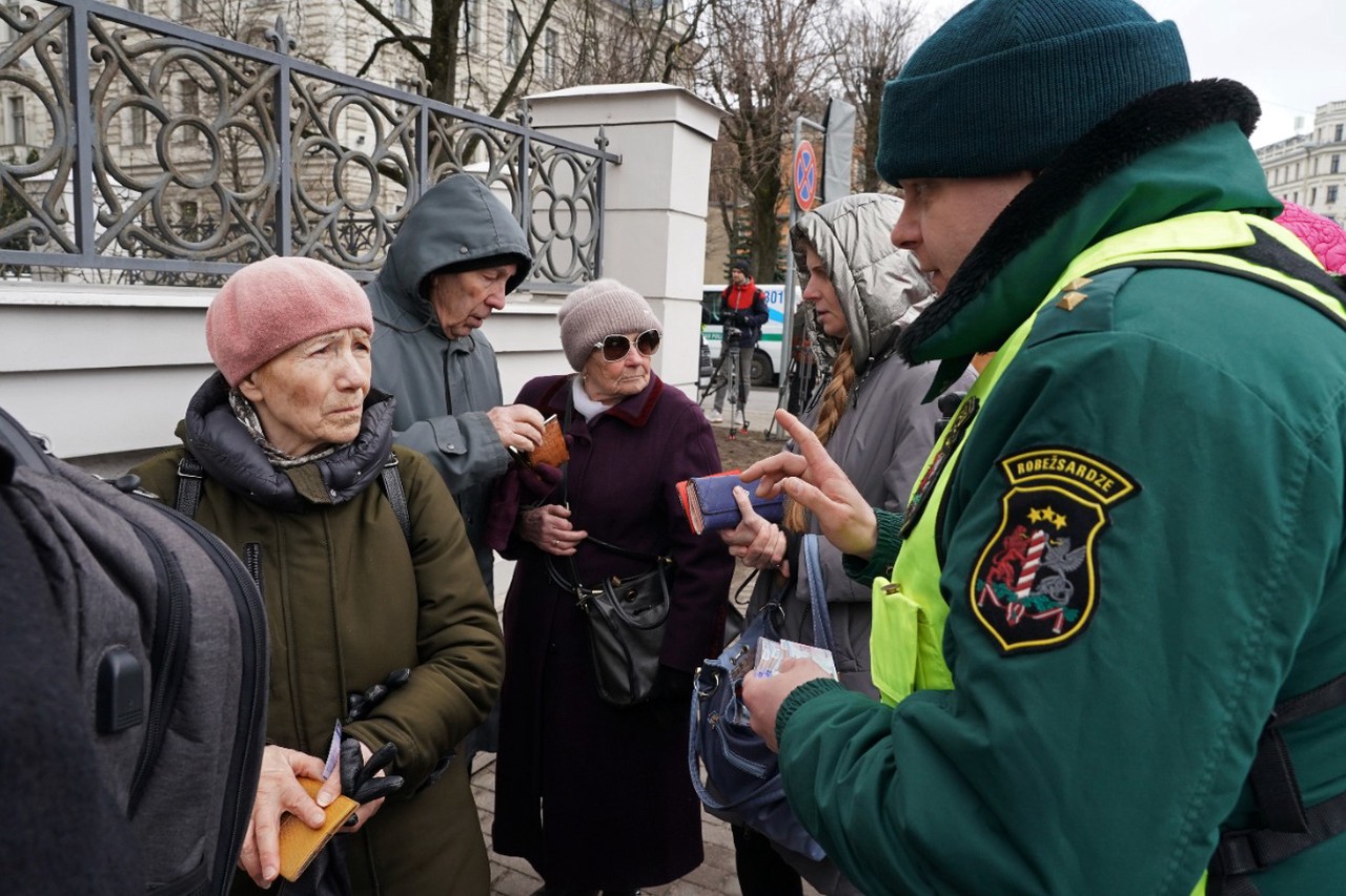 Выставили кордоны, вели слежку и «перепись» на границе: как Прибалтика мешала россиянам голосовать