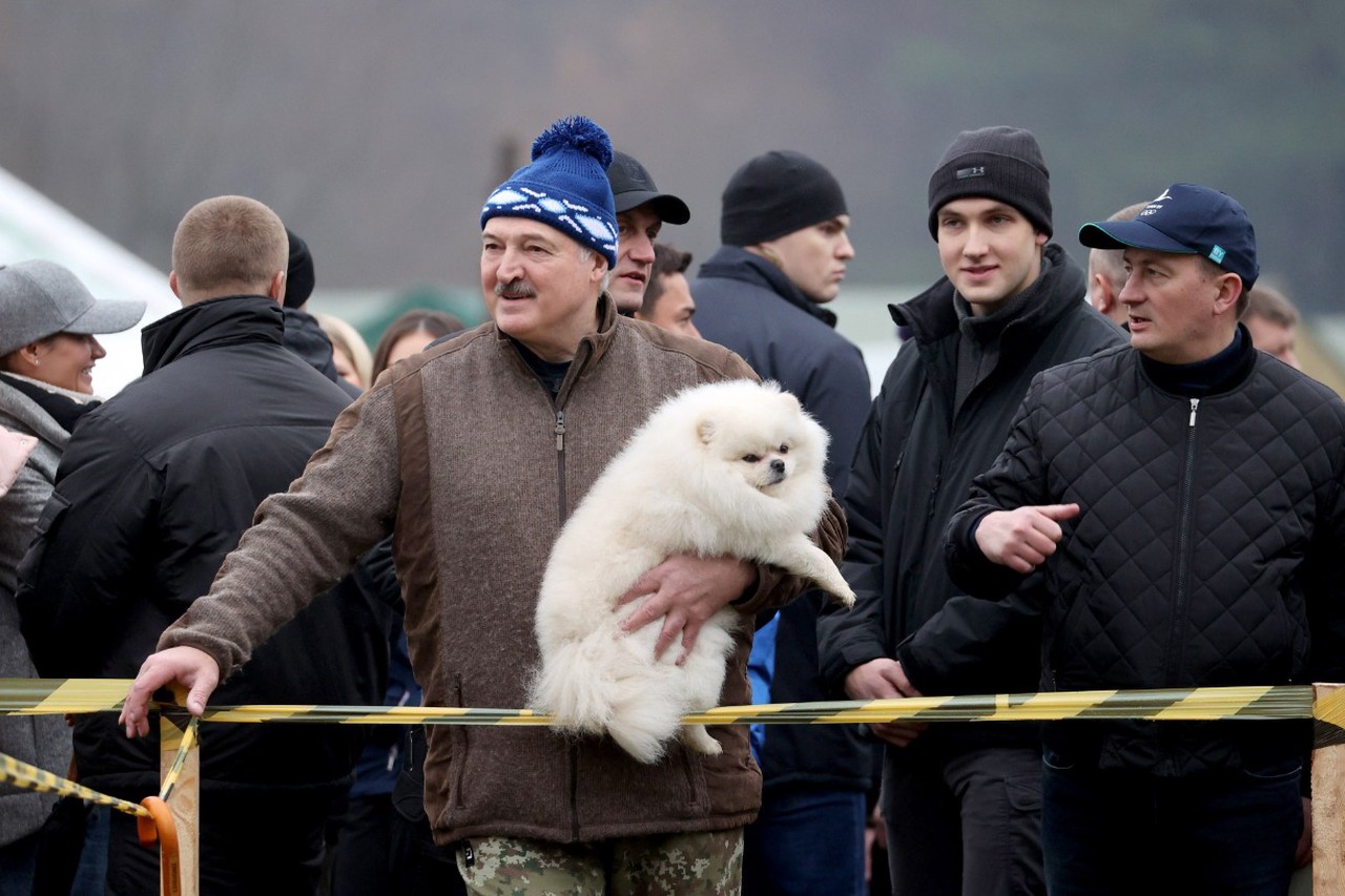 Фото © Максим Гучек / БелТА / ТАСС / Александр Лукашенко с Умкой, 2022 г.