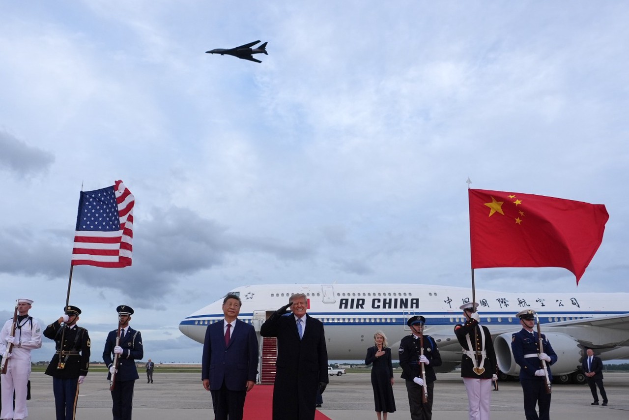 Трамп лично встретил Си у трапа: связь с Анкориджем, гримаса президента, подарок «с барского плеча»