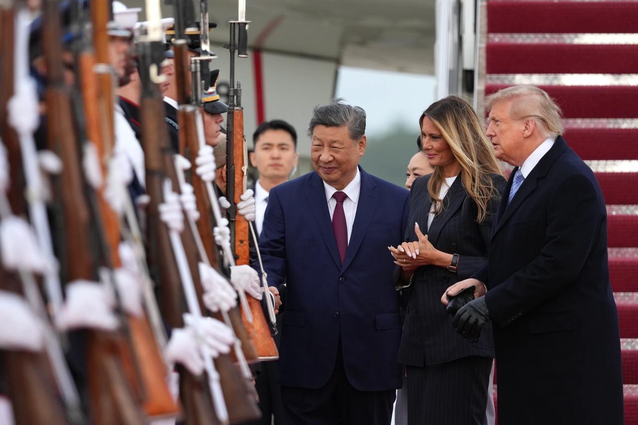 Трамп лично встретил Си у трапа: связь с Анкориджем, гримаса президента, подарок «с барского плеча»