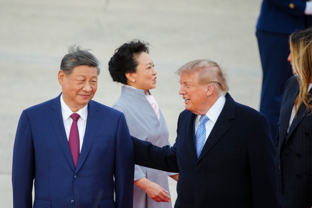 Трамп лично встретил Си у трапа: связь с Анкориджем, гримаса президента, подарок «с барского плеча»