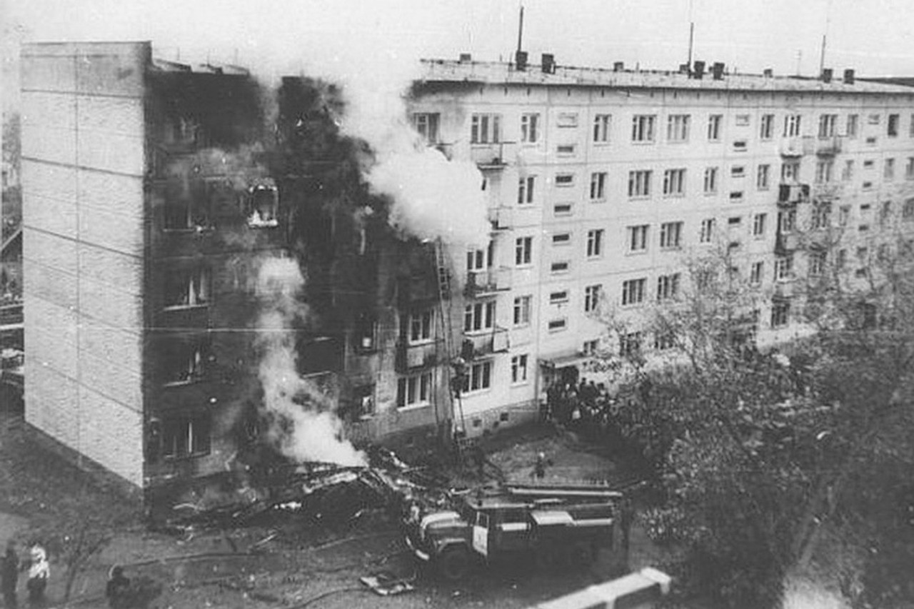 Месть жене, таран жилого дома и дети на одеялах: как пилот Ан-2 устроил катастрофу в Новосибирске