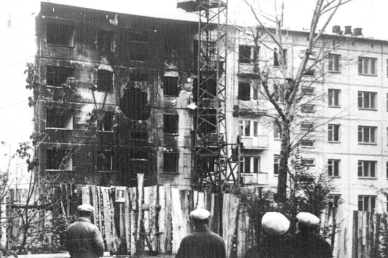 Месть жене, таран жилого дома и дети на одеялах: как пилот Ан-2 устроил катастрофу в Новосибирске
