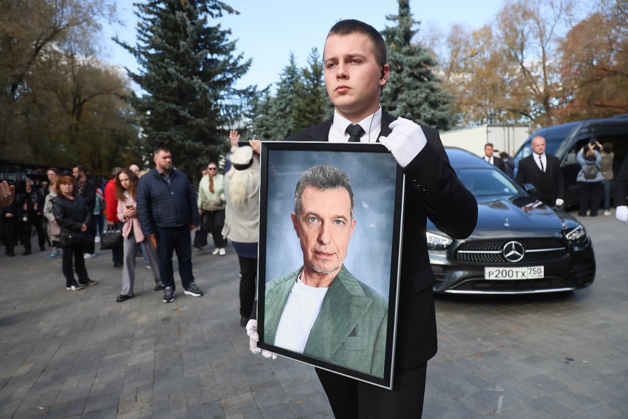Брат Соседова пришел на похороны, несмотря на разлад: почему он годами его избегал, что будет с матерью