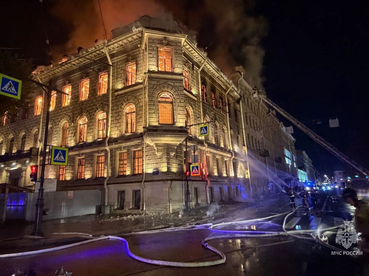 Опубликованы кадры пожара в особняке Миллера в Петербурге