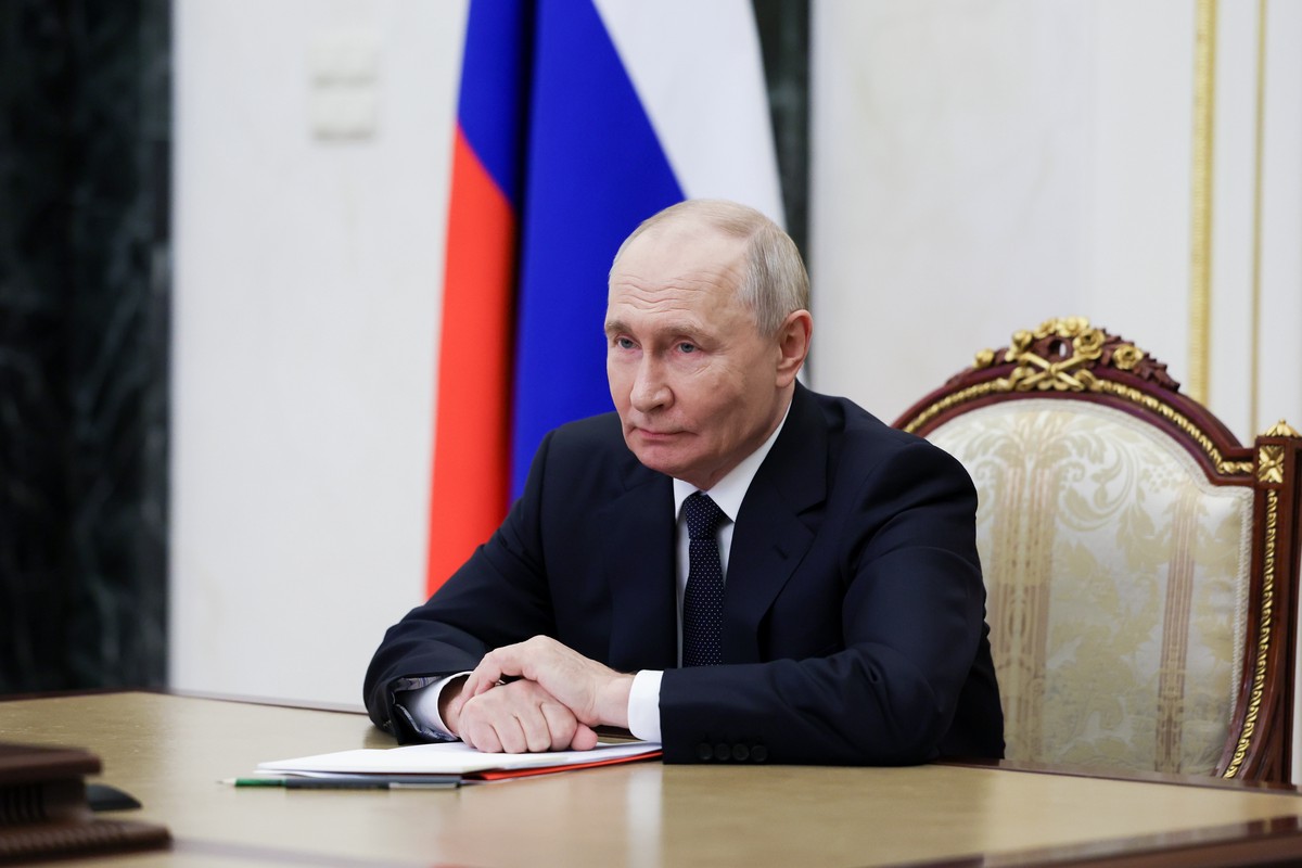 Путин встретил 74-й день рождения без торта и выходного. Как президент провел праздник и что ему дарят?