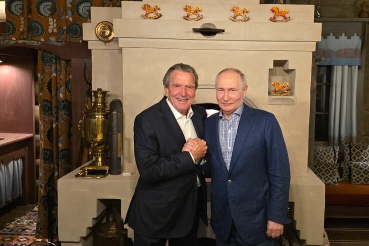 Кремль показал фото Путина и Шредера во время празднования Дня рождения