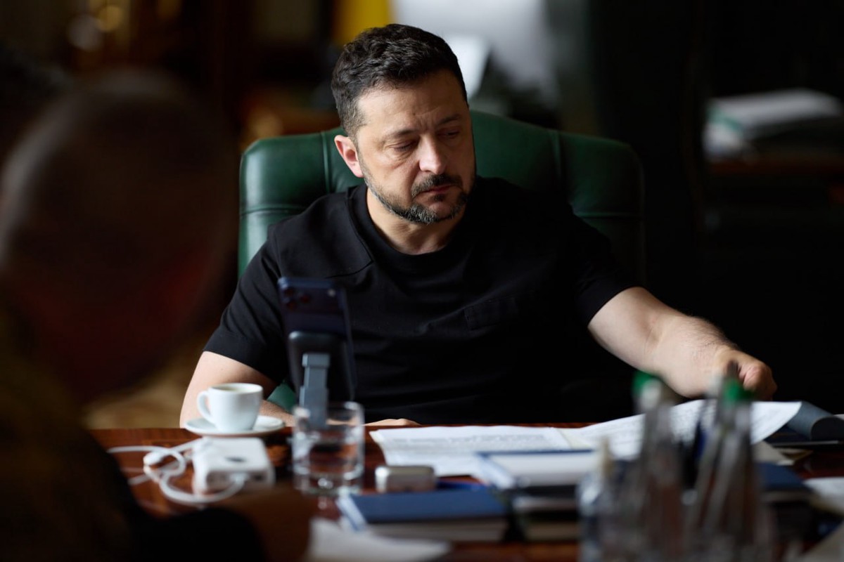 Зеленский продлил военное положение и мобилизацию на Украине