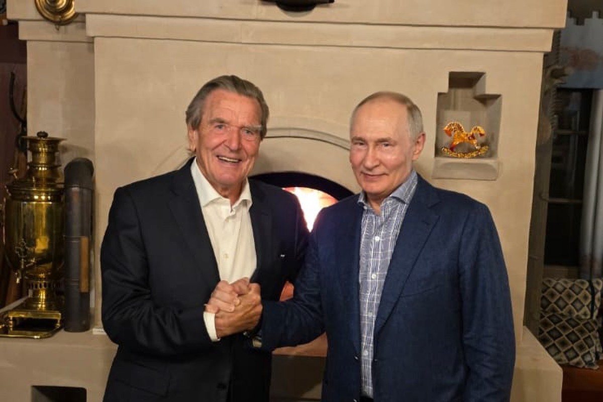 Песков раскрыл тайну русской печи с фото Путина и Шредера 