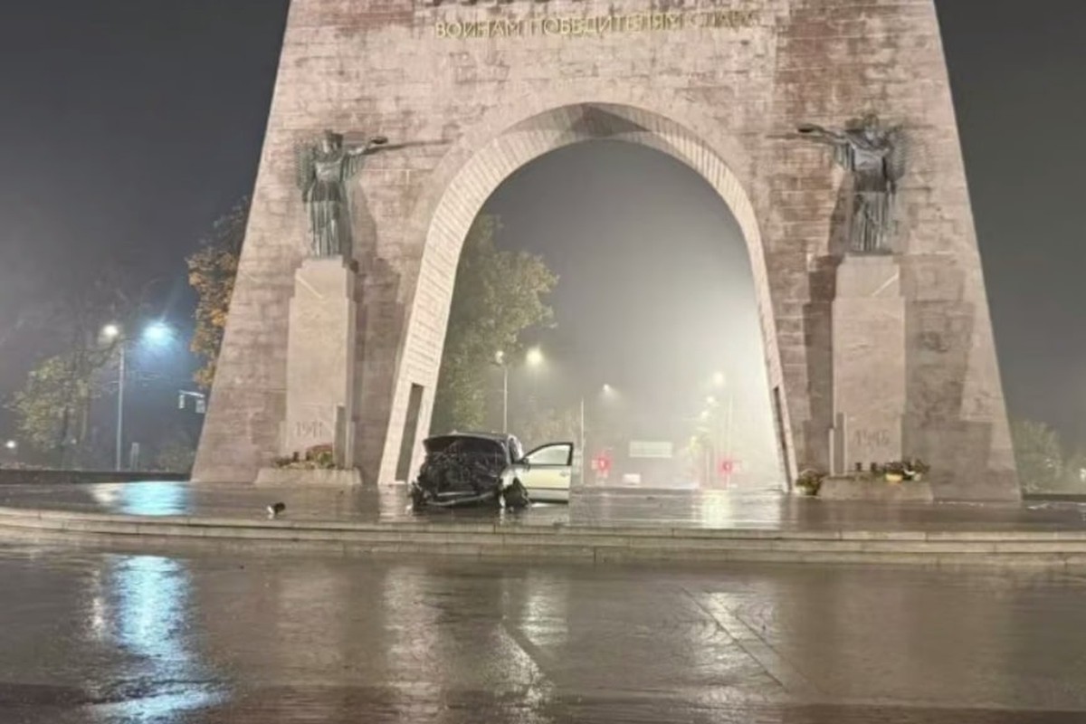Пьяный водитель на иномарке перелетел через Арку Победы