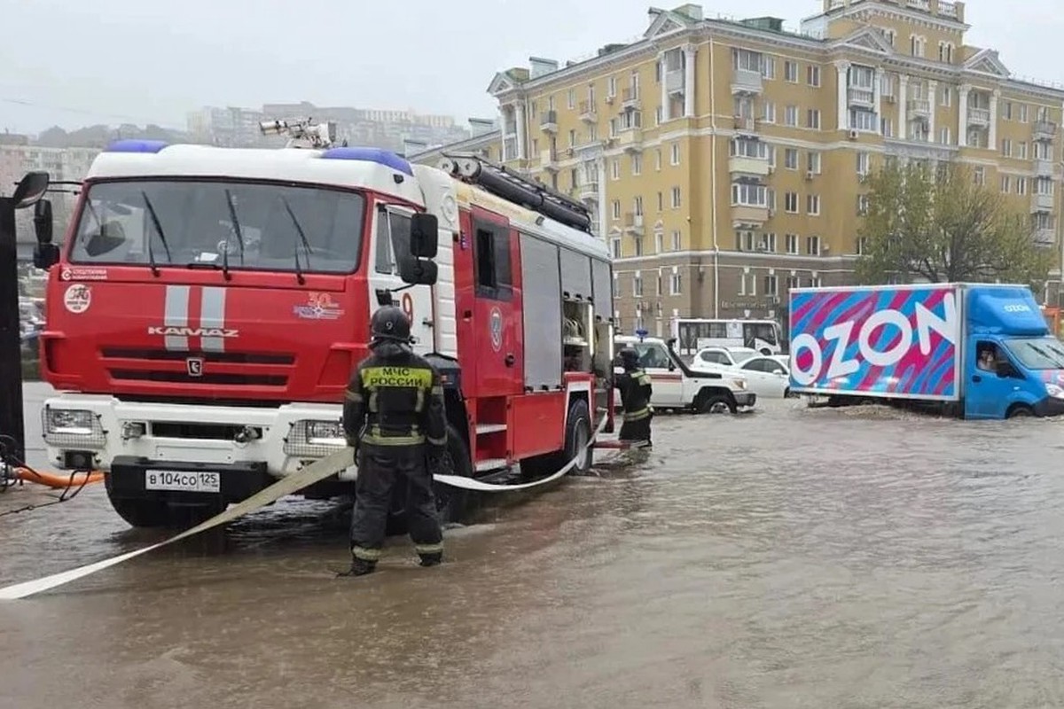Стихия бьет по Владивостоку: улицы превратились в реки, машины уходят под землю, хаос в городе