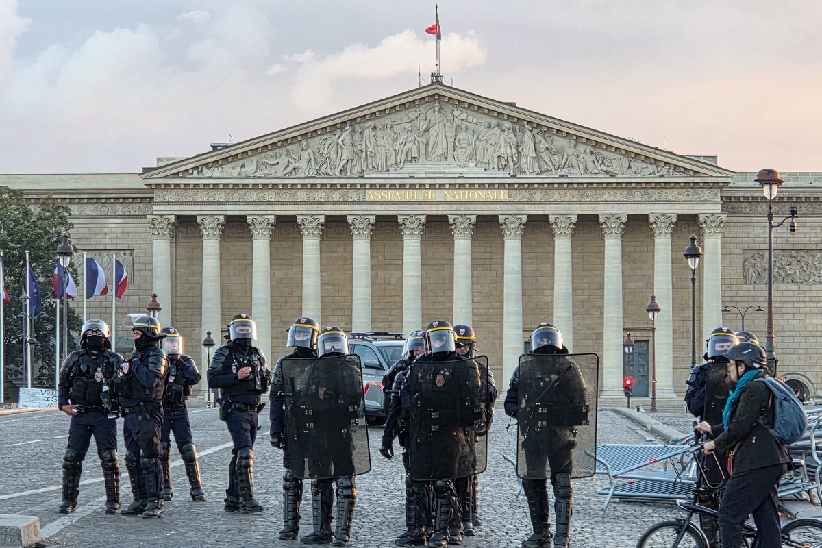 Почти тысячу человек задержали на протестах в Париже