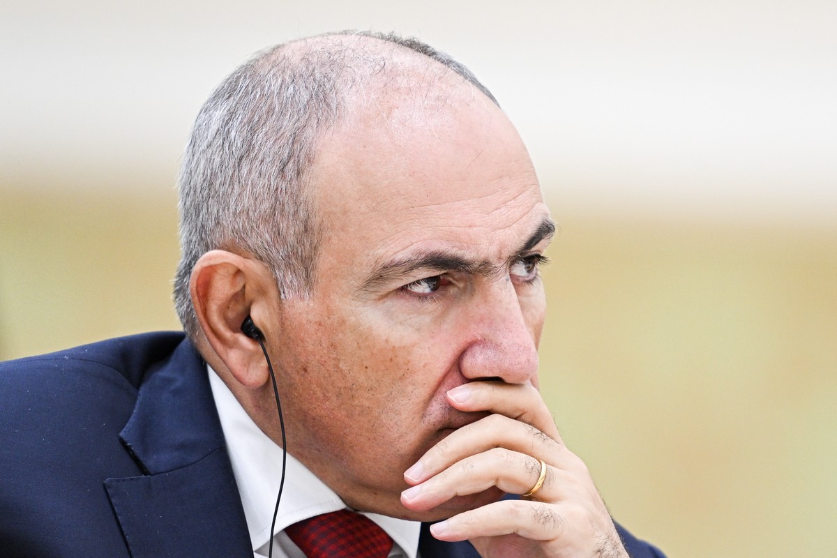 Пашинян уволил главу протокольной службы из-за собственной ошибки