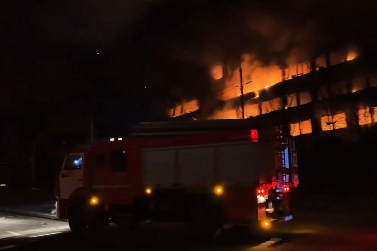 В Луганске потушили охвативший десять этажей пожар после атаки ВСУ