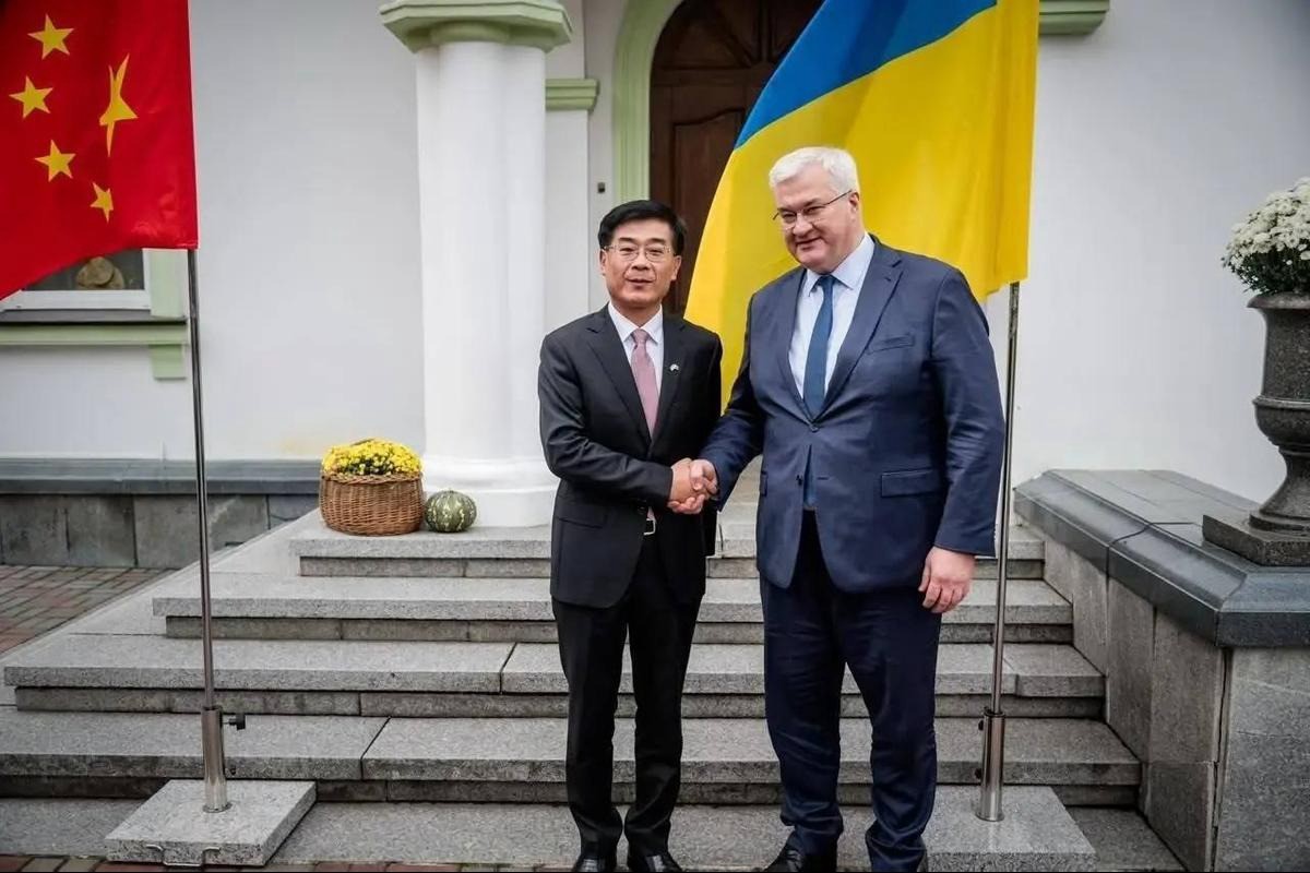 Украинские дипломаты опозорились с флагом Китая