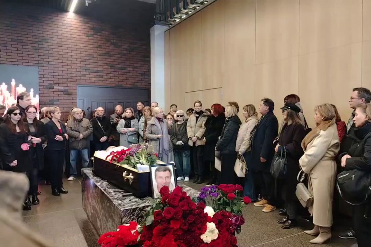 Заплаканную дочь Пономарева заметили на прощании с телеведущим