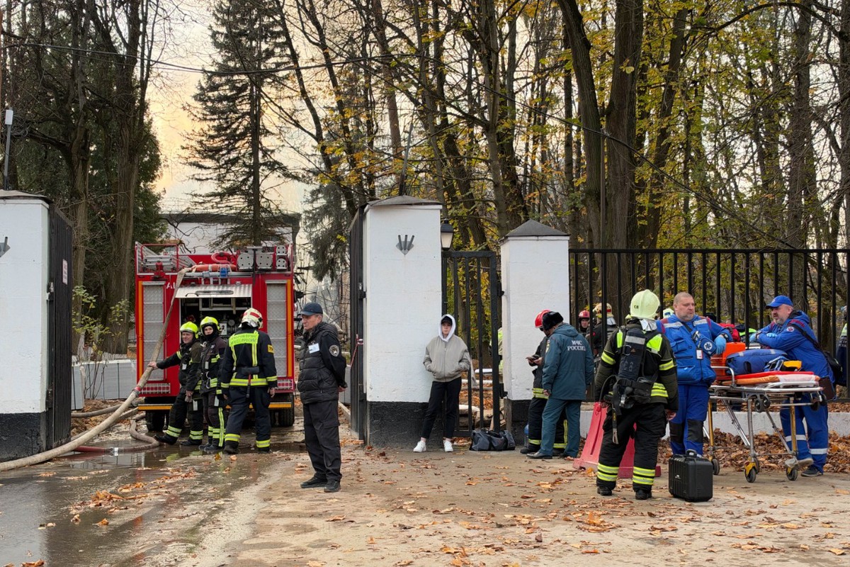 Двое спасателей пострадали при тушении санатория в Москве
