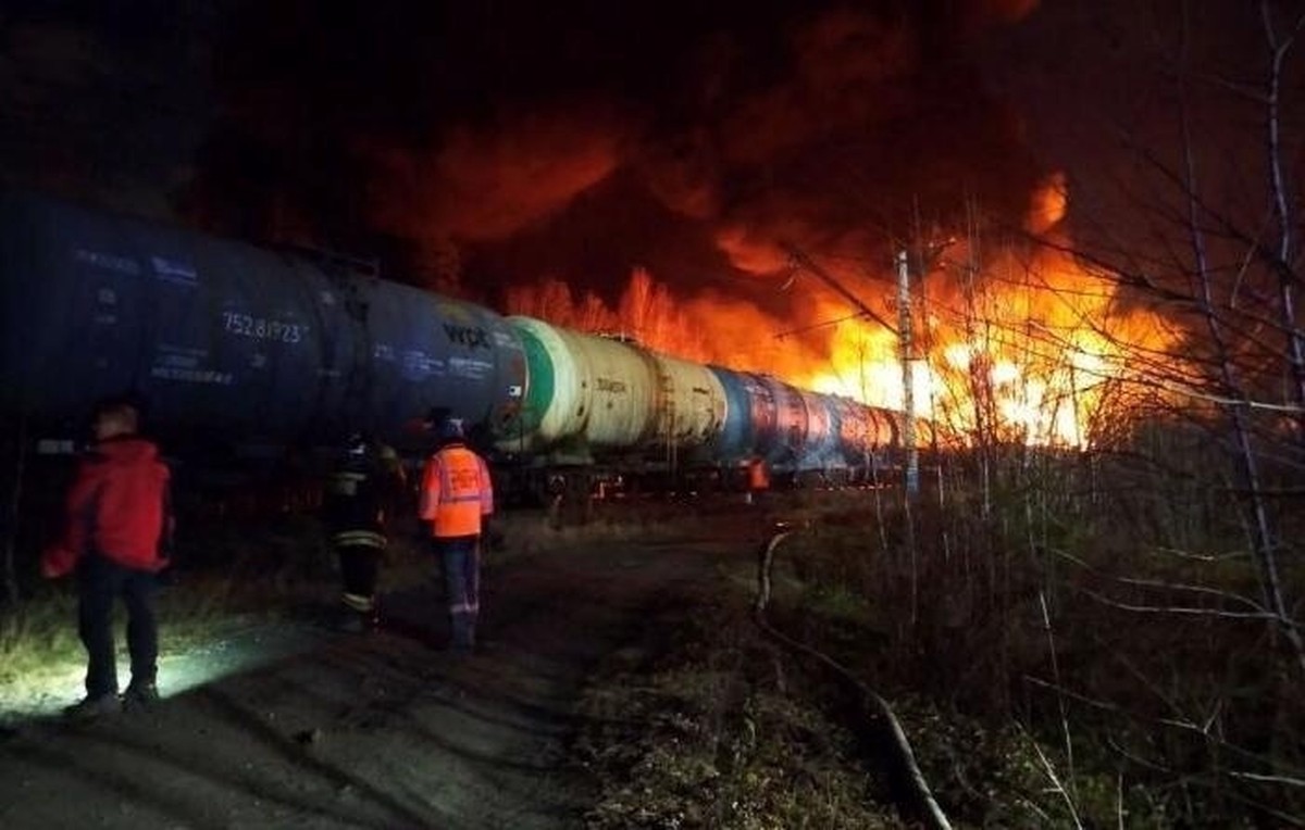 В Екатеринбурге после схода 20 вагонов загорелись семь цистерн
