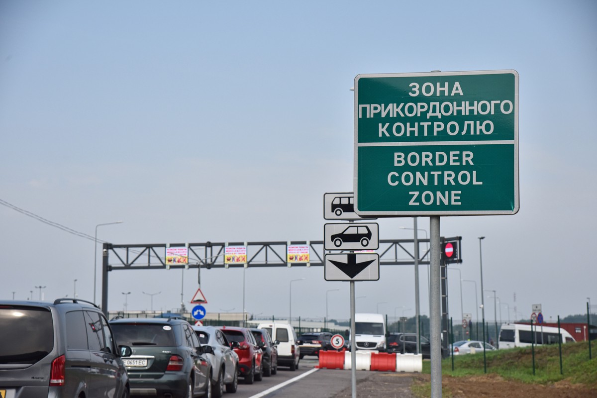 Тьма и тревога не дают украинцам уехать в Польшу