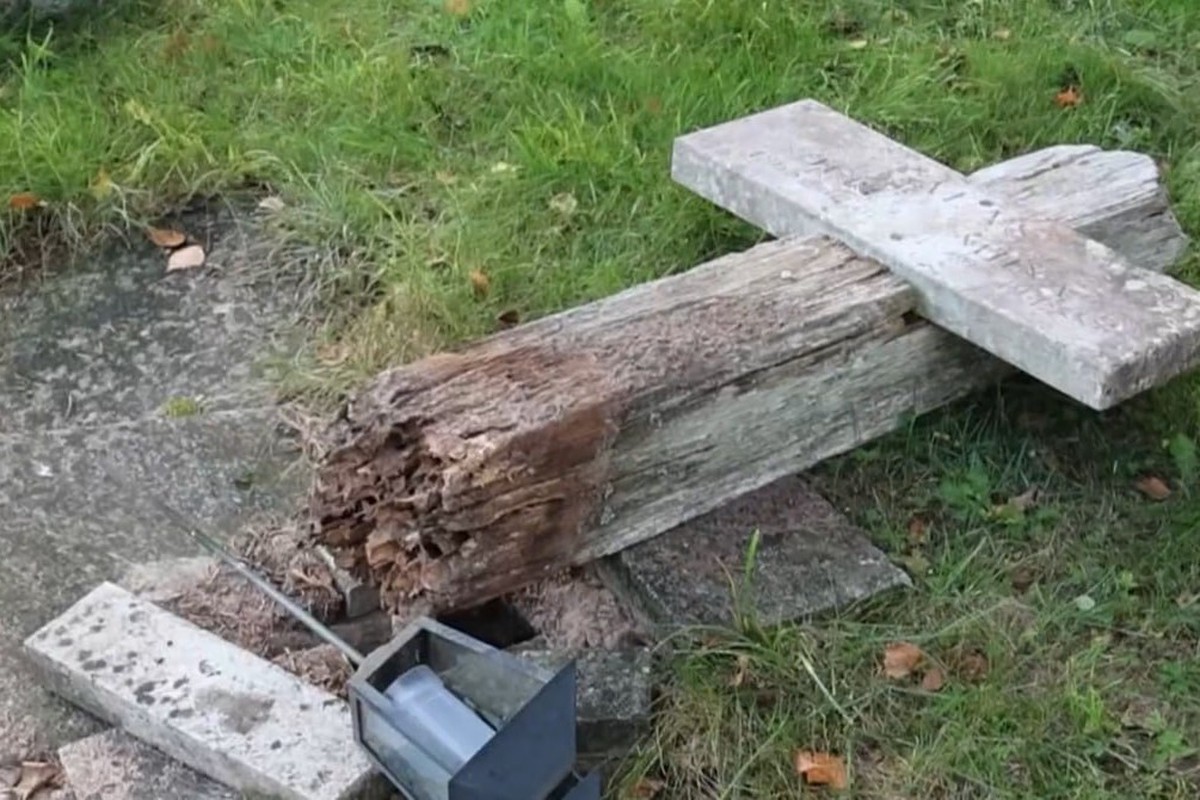 Вандалы разгромили более сотни могил на старинном кладбище