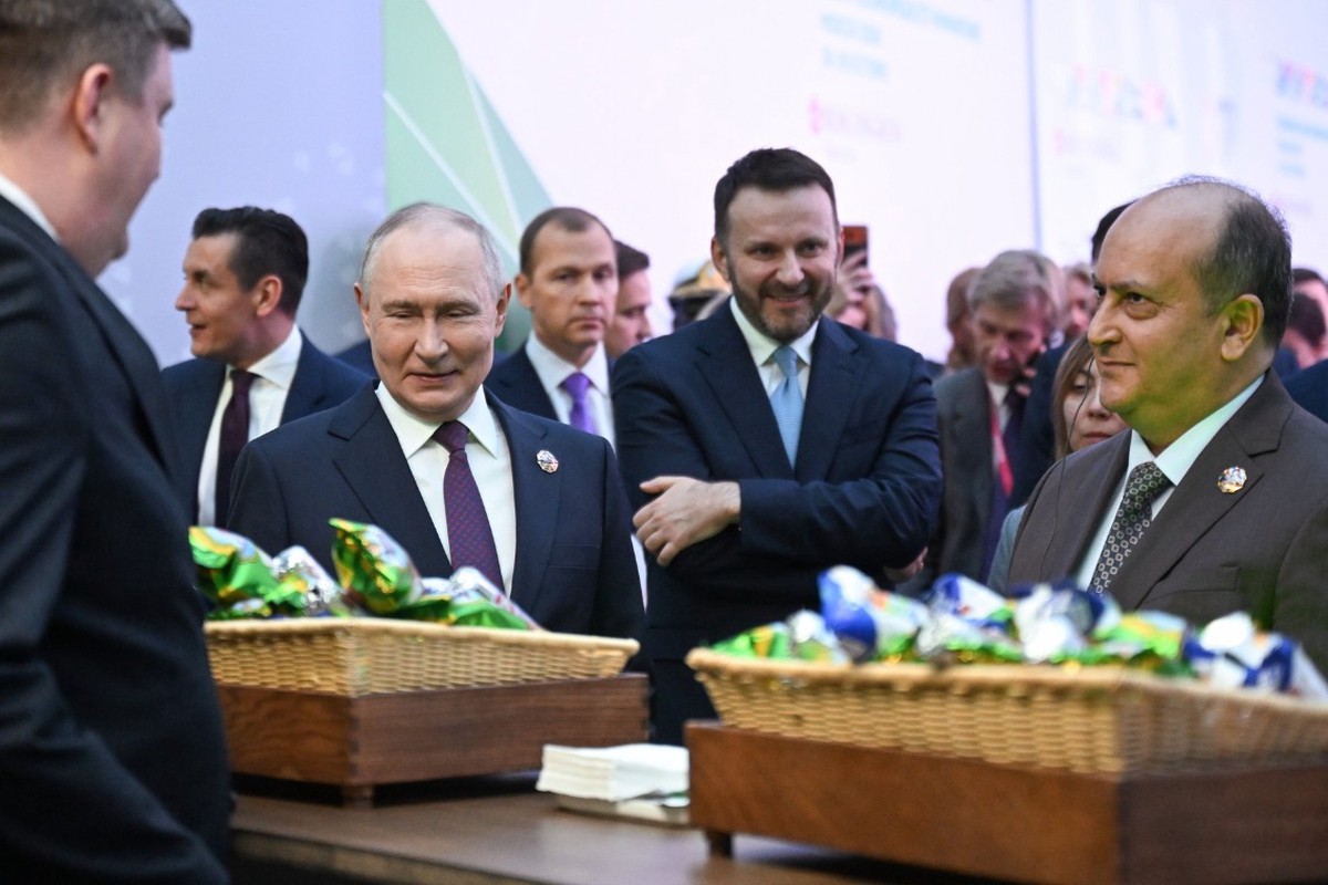 Путин угостил африканских гостей мороженым