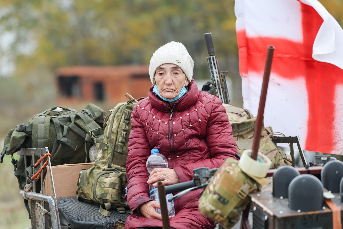 Желающих уехать из Алешек рассаживают по автобусам