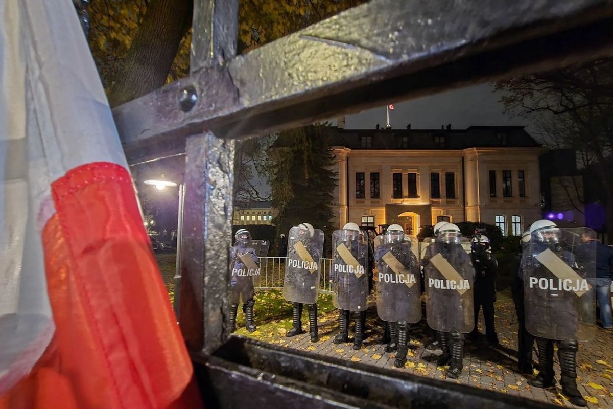 Главное к утру 31 октября: госпереворот в Польше, шествие «мышиной лихорадки», обновленный возврат билетов