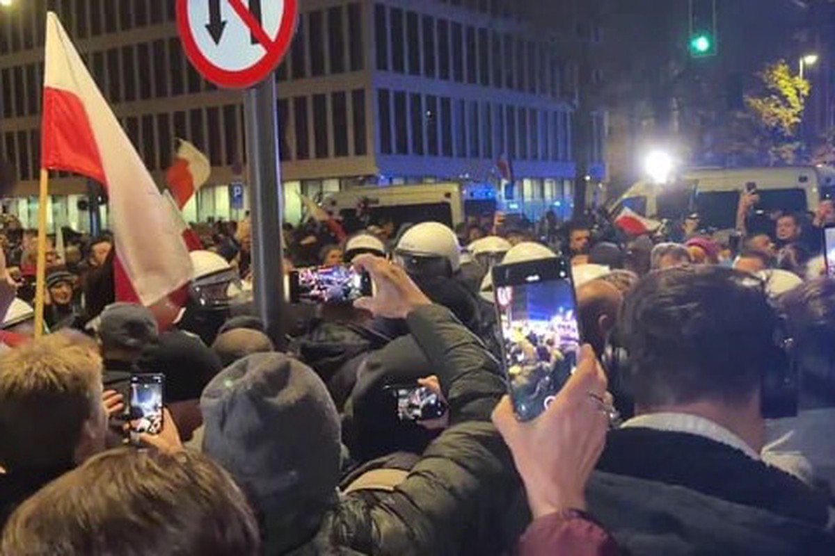 Польское гостелевидение прекратило спецэфир у Конституционного суда