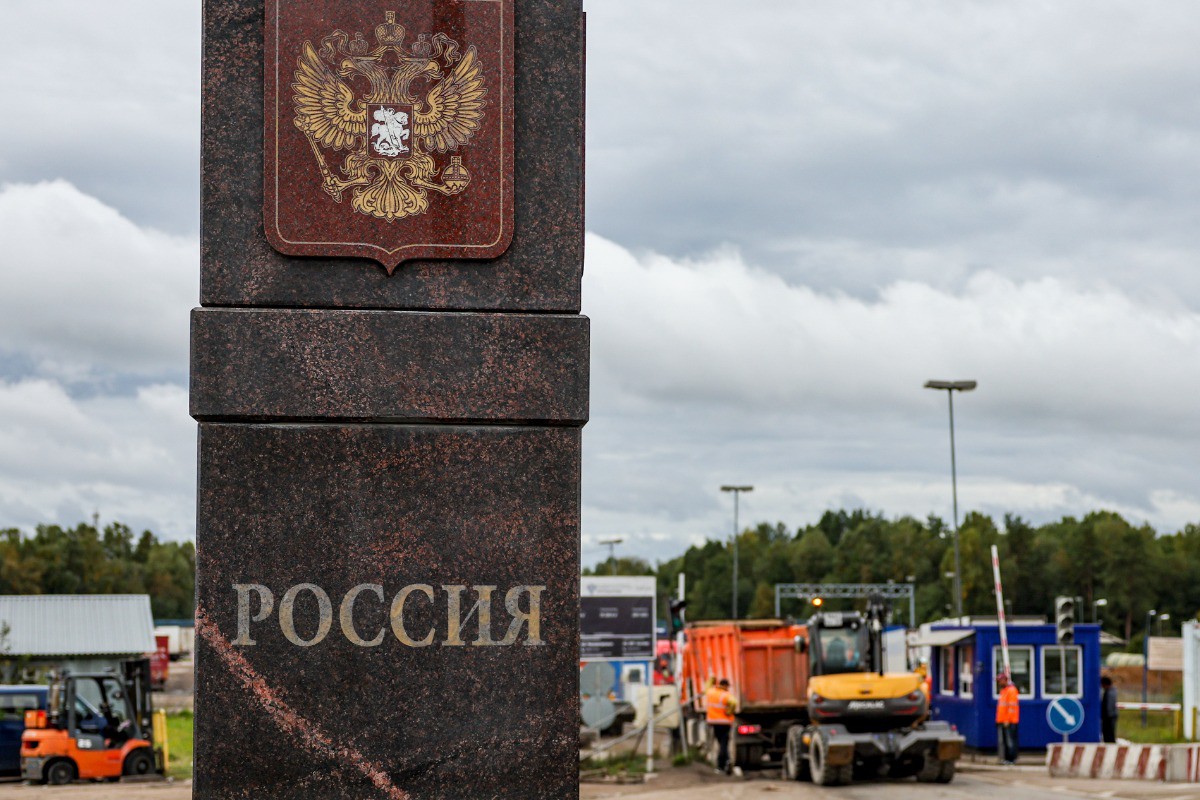 Россиян выдворяют из Прибалтики ночью и без денег
