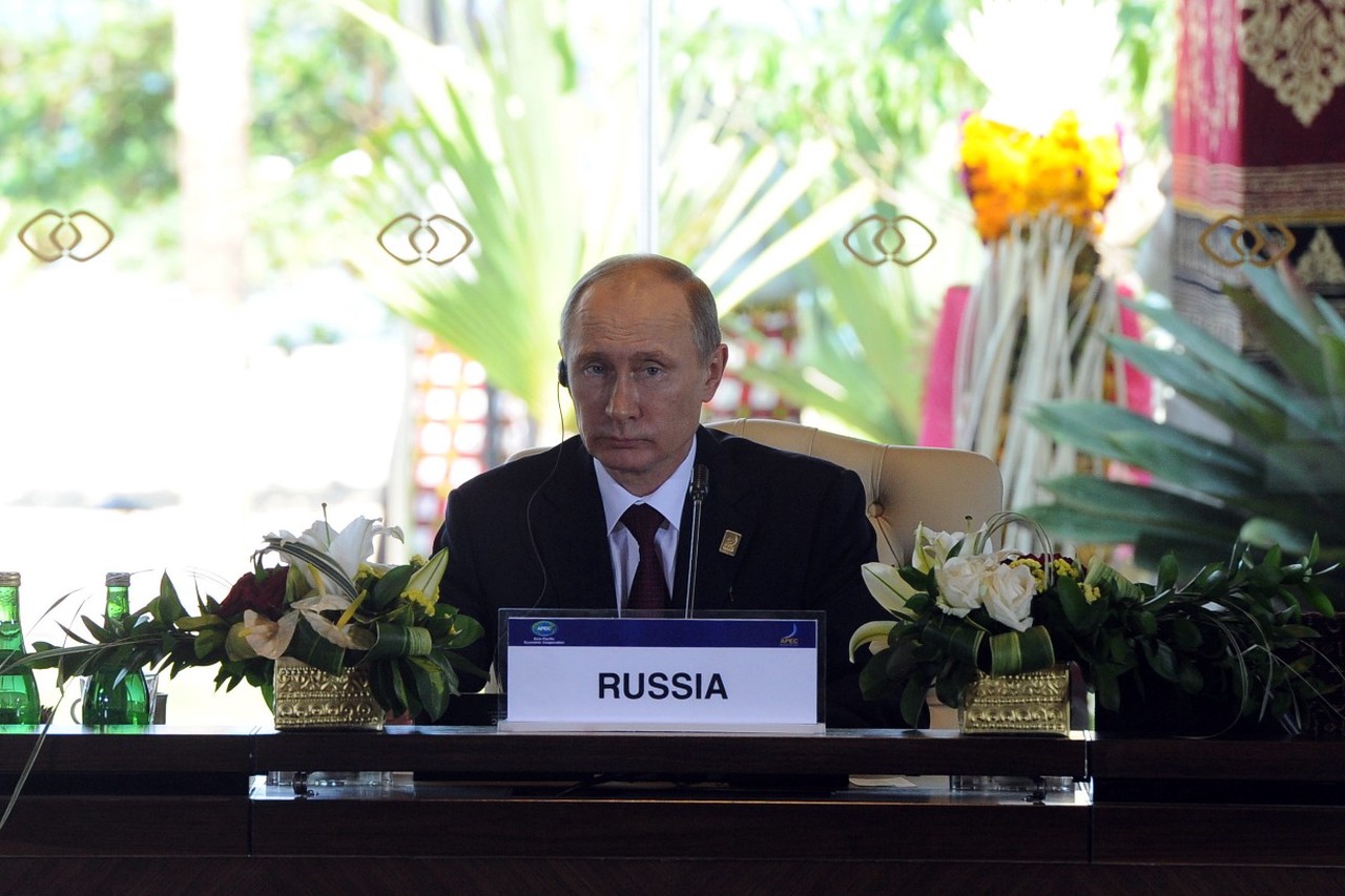 Путин встретил 74-й день рождения без торта и выходного. Как президент провел праздник и что ему дарят?