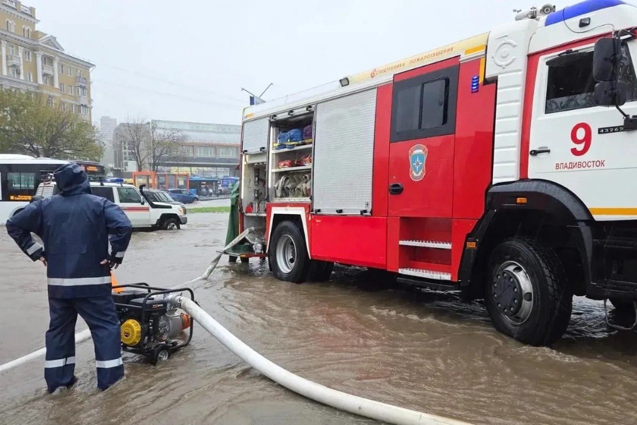 Стихия бьет по Владивостоку: улицы превратились в реки, машины уходят под землю, хаос в городе