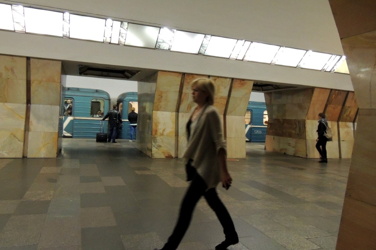 Банда со шприцами орудует в метро Москвы? Почему охотятся на молодых девушек, кто стал жертвами